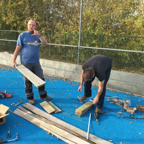 Rubberen slagplanken voor hockeyvelden 43 Eenvoudige montage en leuk om te doen met een paar handige vrijwilligers. Maar vanzelfsprekend kunnen wij ook de montage verzorgen.